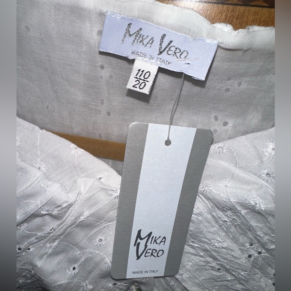 Mika Vero - Made in Italy - Jrs. Eyelet Blouse - 100% Cotton - Porcelain Buttons - Picture 4 of 6